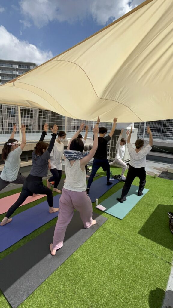 屋上での青空ヨガレッスン