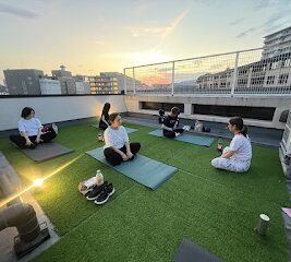 夕暮れの屋上で始まるヨガレッスン